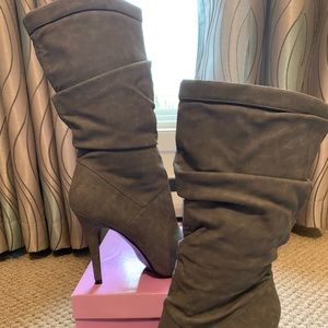 Mid calf heeled boot